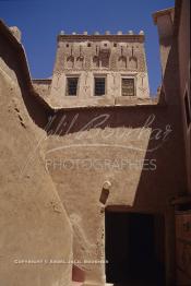 Image du Maroc Professionnelle de  La Kasbah de Taourirt fut édifiée au 17ème siècle par la tribu des Glaoui, située sur une colline au centre urbain de la ville d'Ouarzazate, cette remarquable ancienne bâtisse en pisé parfaitement conservée est l'une des plus belles constructions architecturales de la ville. La Kasbah qui ressemble à un grand château de sable incrusté dans le désert, fait partie du circuit touristique, elle a été classé Patrimoine Mondiale de l’Unesco. Ce véritable joyau de Ouarzazate permet au visiteur de découvrir l’intérieur d’une ksar où résident souvent la population berbères du sud du Maroc. Photo datant du Samedi 23 Août 1997. (Photo / Abdeljalil Bounhar)